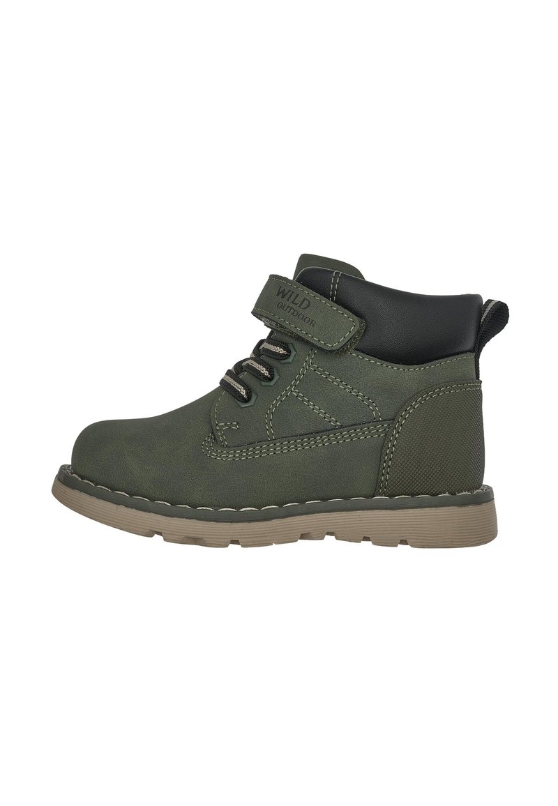 Stivaletto sintetico verde con un accento nero, fascia in velcro regolabile, pannelli laterali testurizzati e suola in gomma robusta.