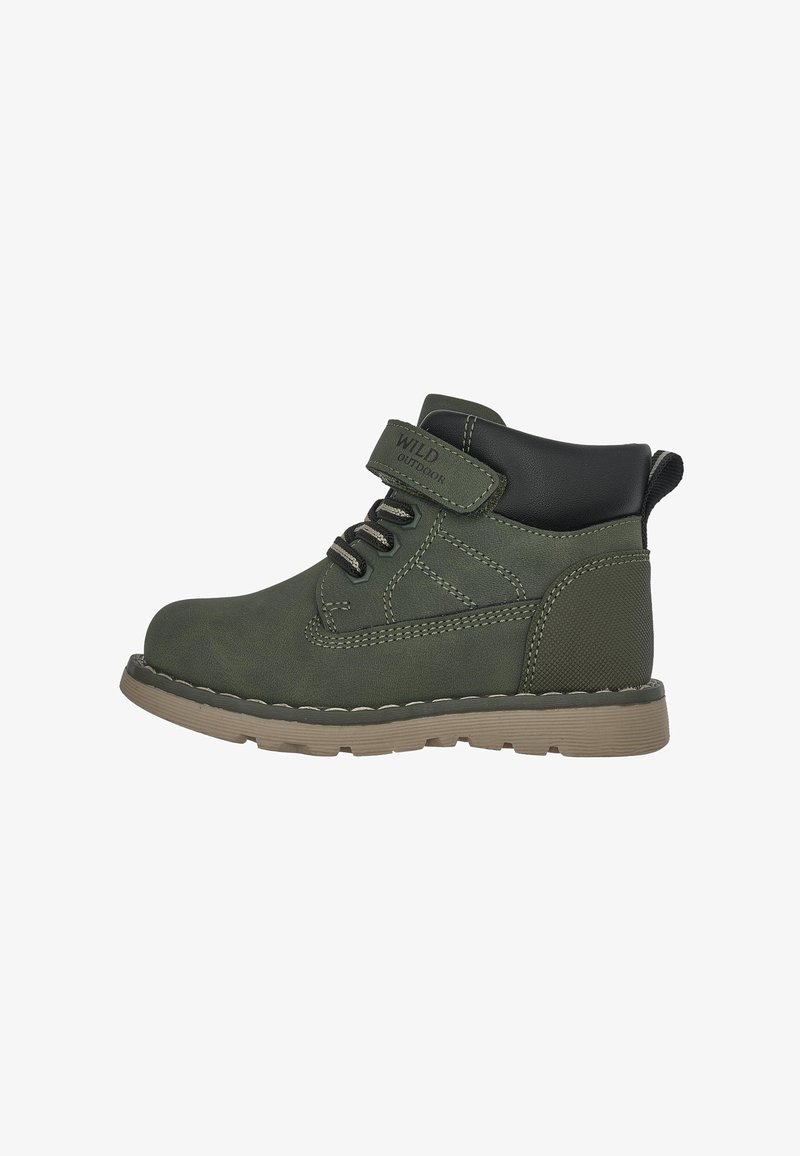 Stivaletto sintetico verde con un accento nero, fascia in velcro regolabile, pannelli laterali testurizzati e suola in gomma robusta.