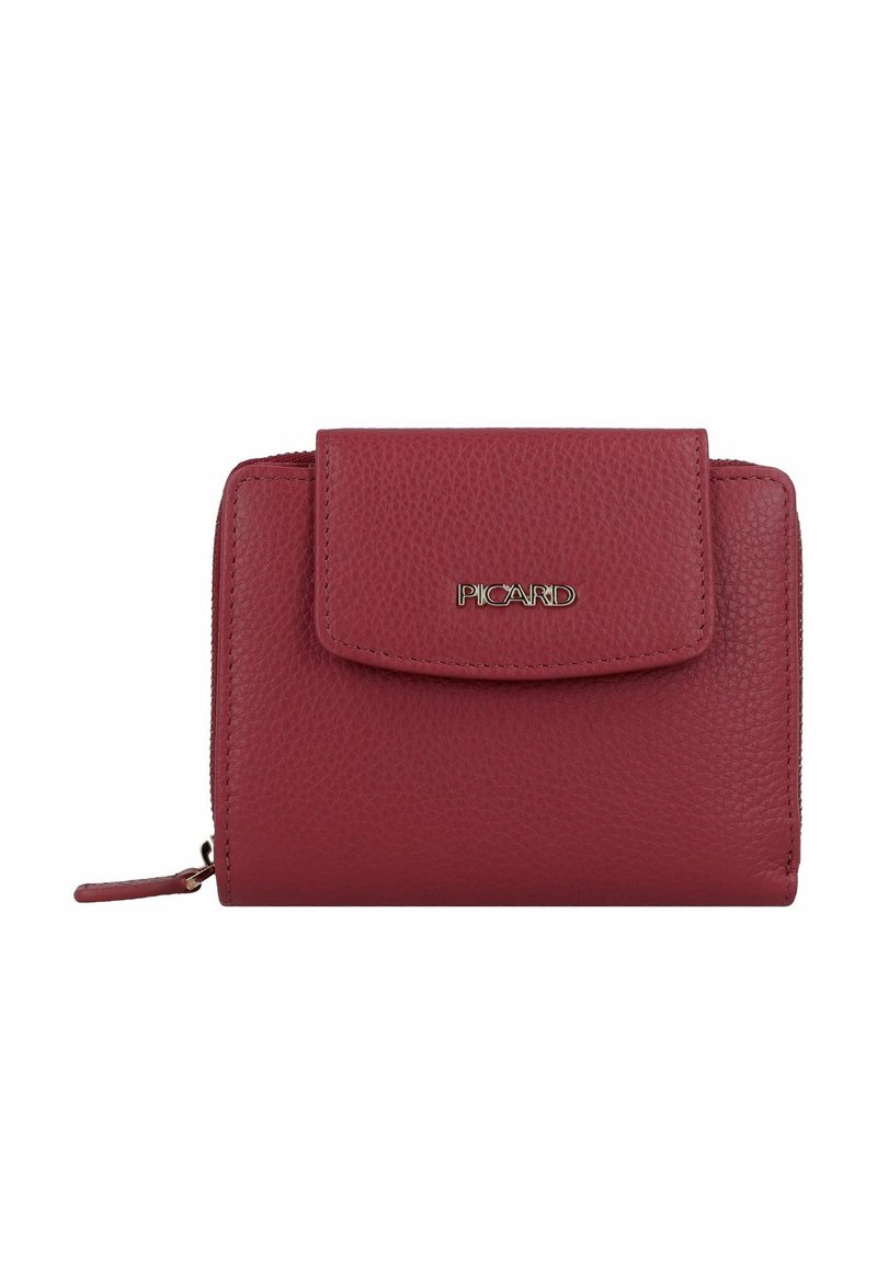Cartera de cuero rojo con un acabado texturizado, con cierre de botón a presión y un logotipo metálico. Forma cuadrada compacta con un bolsillo con cremallera.