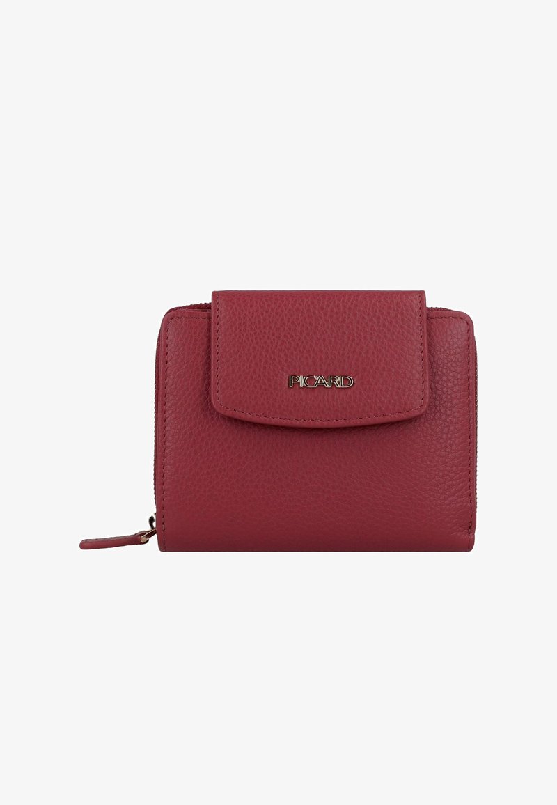 Cartera de cuero rojo con un acabado texturizado, con cierre de botón a presión y un logotipo metálico. Forma cuadrada compacta con un bolsillo con cremallera.