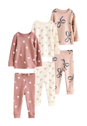 Drei Sets Kleinkind-Pyjamas mit langen Ärmeln und Hosen, mit Herz-, Schleifen- und Bandmustern in Pink, Creme und Beige.