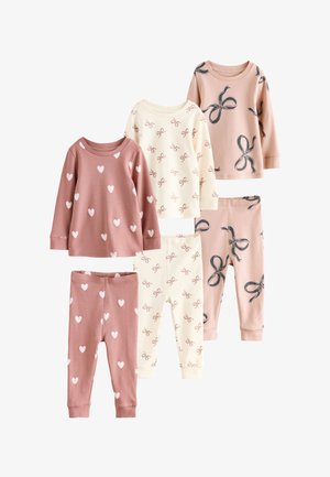 Tre sæt baby-pyjamas med lange ærmer og bukser, med hjerte-, sløjfe- og båndmønstre i pink, creme og beige farver.