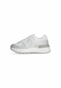 Scarpa atletica bianca con superiore in mesh testurizzato, dettagli argentati, chiusura con lacci e una robusta suola grigia con disegni antiscivolo.