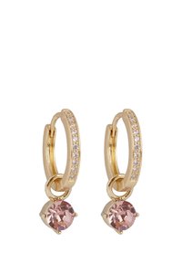 Guldörhängen i hängande ringar med en texturerad yta, prydda med klara ädelstenar och en rosafärgad kristallhängande detalj.