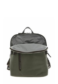 Zaino verde in nylon con patta superiore grigia, chiusura con zip e dettagli in pelle sintetica. Dotato di spallacci regolabili e ampio interno.