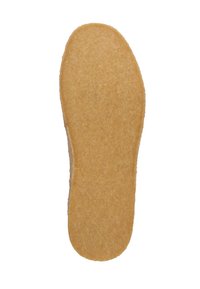 Semelle intérieure brune, texturée, en matériau semblable à de la feutrine, de forme ovale avec des bords arrondis. Aucun motif ou accent supplémentaire visible.