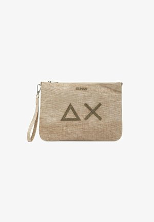 Clutch in tessuto beige con superficie testurizzata, caratterizzato da un motivo geometrico scuro e una chiusura con zip. Include una tracolla removibile.