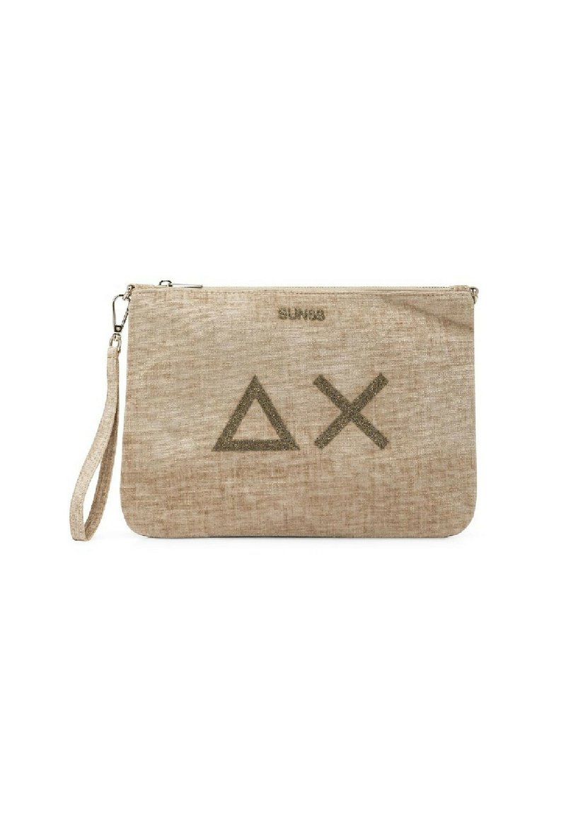 Clutch in tessuto beige con superficie testurizzata, caratterizzato da un motivo geometrico scuro e una chiusura con zip. Include una tracolla removibile.