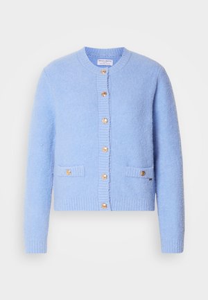 Cardigan texturé bleu ciel en matériau doux, avec un col rond, une fermeture à boutons et deux poches avant avec des accents dorés.