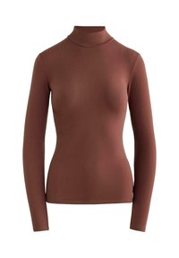 Barna, hosszú ujjú, testhezálló garbó pulóver sima anyagból, látható minták vagy díszítés nélkül.