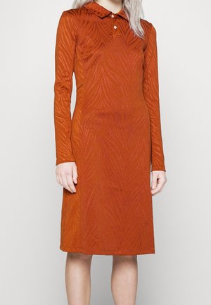 Robe à manches longues couleur rouille avec col, présentant un motif de feuilles texturé. Coupe droite jusqu'au genou. Patte de boutonnage à trois boutons.