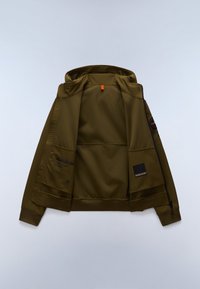 Χακί πράσινο μπουφάν με υφή φινιρίσματος, εμπρόσθιο φερμουάρ, ρυθμιζόμενο κουκούλα και πολλαπλές εσωτερικές τσέπες· διαθέτει ετικέτες και λεπτομέρειες εμπορικού σήματος.