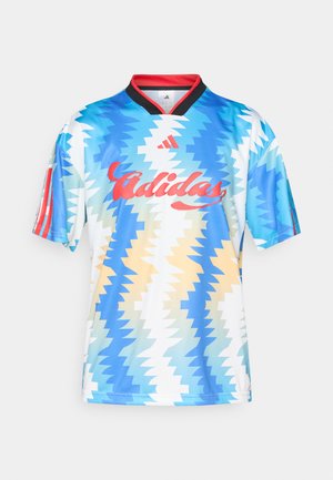 Adidas trumpelis trumpomis rankovėmis, mėlynos ir geltonos zigzago rašto, raudoni akcentai, V formos kaklo dizainas, lengvas sintetinės medžiagos.