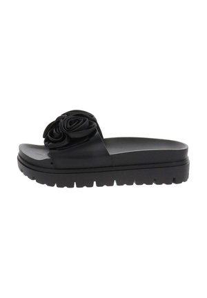 Sandalo nero modello slide con suola spessa e fondo testurizzato, con dettaglio di rosa in tessuto sulla larga fascia sopra il piede.