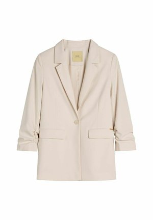 Beżowa damska marynarka z klapami z wycięciem, zapinana na jeden guzik, z dwoma przednimi kieszeniami z patkami oraz marszczonymi rękawami o długości trzy czwarte.