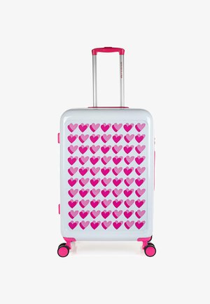 Maleta de shell duro con un acabado blanco brillante, adornada con patrones de corazones en rosa y magenta, con un asa y ruedas rosas.
