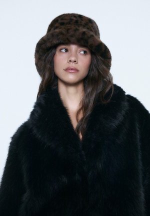 Faux fur black coat with a wide collar, paired with a brown leopard print bucket hat. Soft texture with a glossy finish.