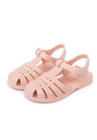 Sandales en caoutchouc rose avec un design tissé, style ouvert à l'avant et sangle ajustable. Semelle intérieure texturée pour une bonne adhérence et un confort optimal.