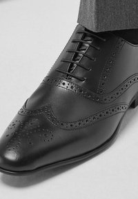 Next OXFORD BROGUE WIDE FIT - Alkalmi fűzős cipők - black