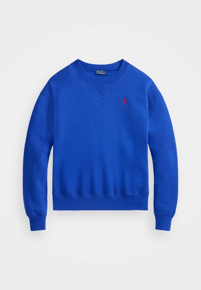 Niebieski sweter z długim rękawem, wykonany z miękkiego materiału, z okrągłym dekoltem i małym czerwonym logo na lewej piersi.