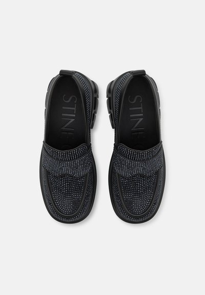 Mustad mustka kingade slip-on mudel, millel on tekstuuriga ülemine osa ja sinised aktsendid, pehme tallaga ning sujuv, ümar kujundus. Brändingu näha sees.
