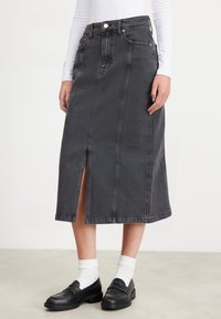 Tommy Jeans - CLAIRE MIDI SKIRT  - Falda vaquera - denim black Imagen en miniatura 1