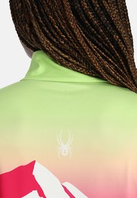 Langärmliges Shirt mit grünem und pinkem Farbverlauf, das ein weißes Spinnenlogo und ein Bergdesign auf der Rückseite zeigt, mit einer glatten, dehnbaren Textur.