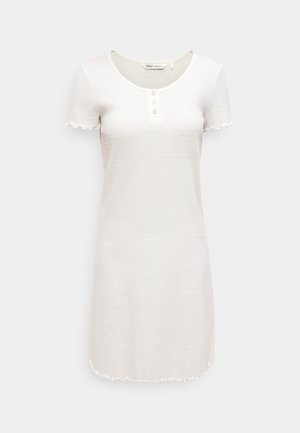 Rochie albă cu mâneci scurte, dintr-un material texturat, cu decolteu rotund și trei nasturi decorativi. Are tiv și manșete cu bordură valurată.