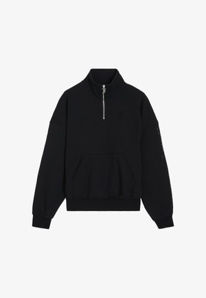 Zwarte sweatshirt met een hoge kraag, kwart ritssluiting en kangoeroezak. Voorzien van ribgebreide manchetten en zoom. Zachte stof met subtiele logo-detail.