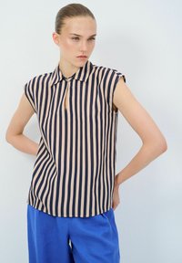Marineblau- und beigen gestreiftes ärmelloses Blusenshirt mit Kragen und einem Keyhole-Ausschnitt, aus leichtem Stoff gefertigt.