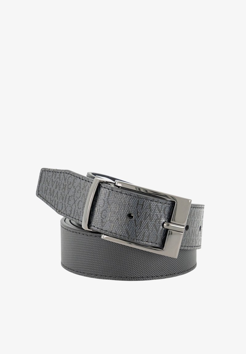 Cintura grigia con un design testurizzato e un delicato motivo con logo, dotata di una fibbia in tonalità argento lucido. Il cinturino è liscio e resistente.