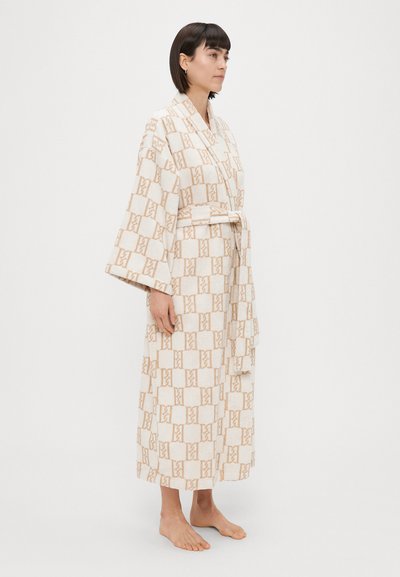 Kreemjas ja helesinises toonis mustriga hommikumantel geomeetrilise disainiga. Pikad varrukad, vöö taljes ja põlvekõrgune lõige. Pehme tekstuur.