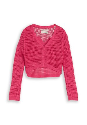 Roze opengewerkte cropped cardigan met lange mouwen, V-hals en drie knopen aan de voorkant, plat gelegd op een witte achtergrond.