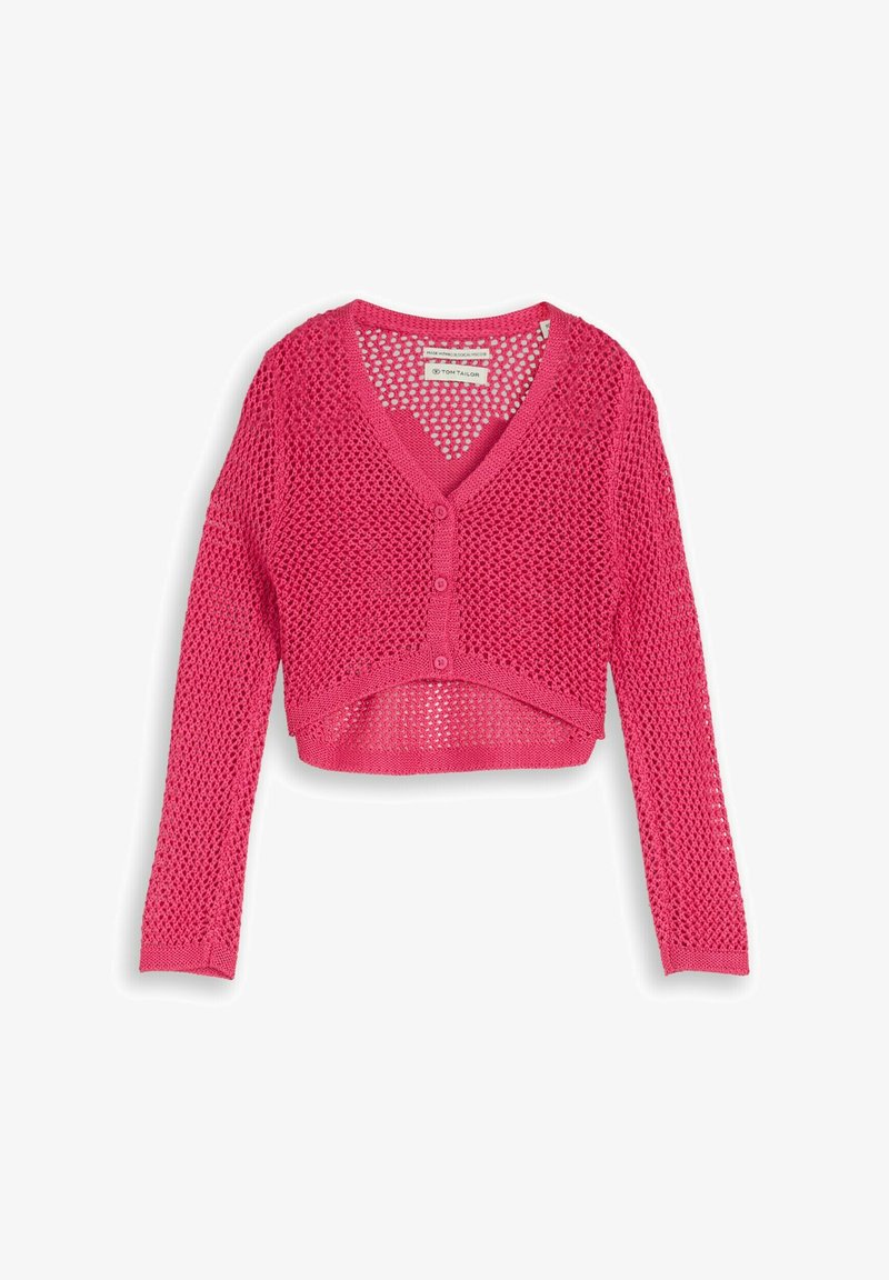 Cardigan court rose en maille ajourée, manches longues, col en V et trois boutons devant, posé à plat sur un fond blanc.