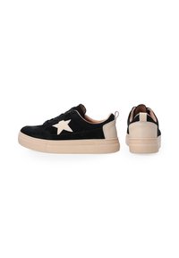 Schwarze Wildledersneaker mit einer beigen Gummisohle und einem Sternakzent an der Seite. Sie haben ein Low-Top-Design und eine runde Zehenform.