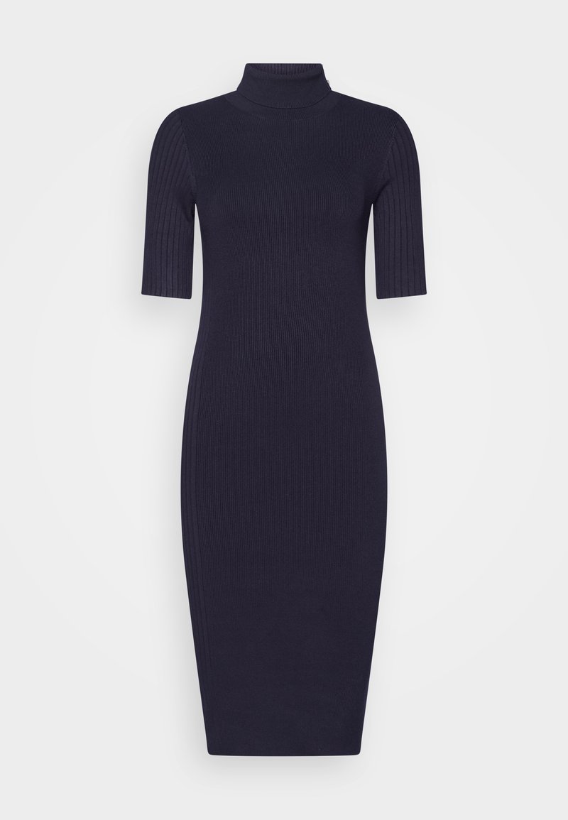 Robe midi en maille côtelée bleu marine avec manches courtes et col montant ajusté, présentée sur un fond blanc uni.