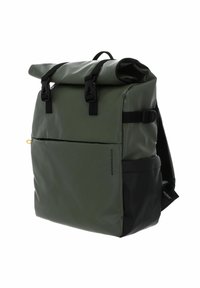 Zaino roll-top impermeabile verde con accenti neri, spallacci regolabili, una tasca frontale con zip e dettagli del logo sul lato.