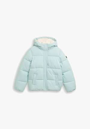 Svetlo modra pufasta jakna s kapuco, ki ima zadrgo, kvadratni vzorec, stranske žepe in mehak bel notranji podlog.