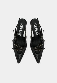 Décolleté in vernice nera con cinturino posteriore, punta affusolata, superficie texturizzata, fibbie decorative e borchie, con il nome del marchio "REPLAY" all'interno.