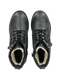 Czarne skórzane botki za kostkę z fakturowanym wykończeniem, z detalami sznurowania i zamka błyskawicznego oraz miękkim, kremowym wykończeniem wewnętrznym.