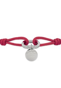 Bracciale in corda intrecciata rossa con chiusura in metallo argentato e un ciondolo circolare inciso con "CPH STUDIOS". Design semplice e minimalista.