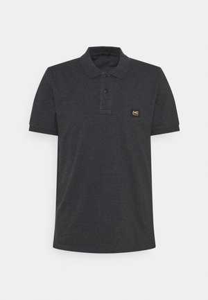 Dunkelgraues Poloshirt aus leichtem Stoff, mit klassischem Kragen, drei Knöpfen, kurzen Ärmeln und einem kleinen Logopatch auf der Brust.