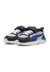 Schwarze, graue und blaue Sportschuhe mit einem Obermaterial aus Netzstoff, Gummisohle und einem Klettverschluss. Ausgestattet mit einem strukturierten Design und kontrastierenden Akzenten.