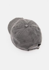 Grå bomulls-baseballkeps med mjuk textur, rund krona, sexpanelig design och justerbart band bak.