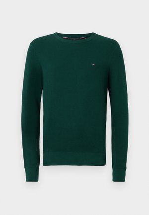Pulover tricotat de culoare verde închis, cu guler rotund și mâneci lungi. Are un detaliu mic cu logo pe pieptul stâng și o margine ribbată.