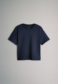 T-shirt bleu marine à manches courtes col rond avec une coupe décontractée, présenté sur un fond gris clair uni.