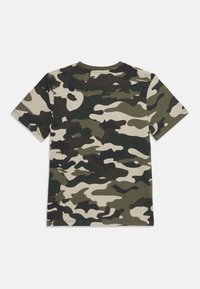 T-shirt i bomull med ett camouflagemönster i mörkgrön, svart och beige. Rundhals och korta ärmar. Subtil textur.