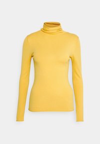 Maglia a maniche lunghe gialla con collo alto, in tessuto leggero, design aderente, texture liscia, colletto alto con pieghe sottili, colore uniforme.