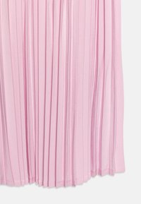 Jasnoróżowa plisowana spódnica z miękkiego materiału, z równomiernie rozmieszczonymi, pionowymi fałdami i estetycznym wykończeniem na dole.