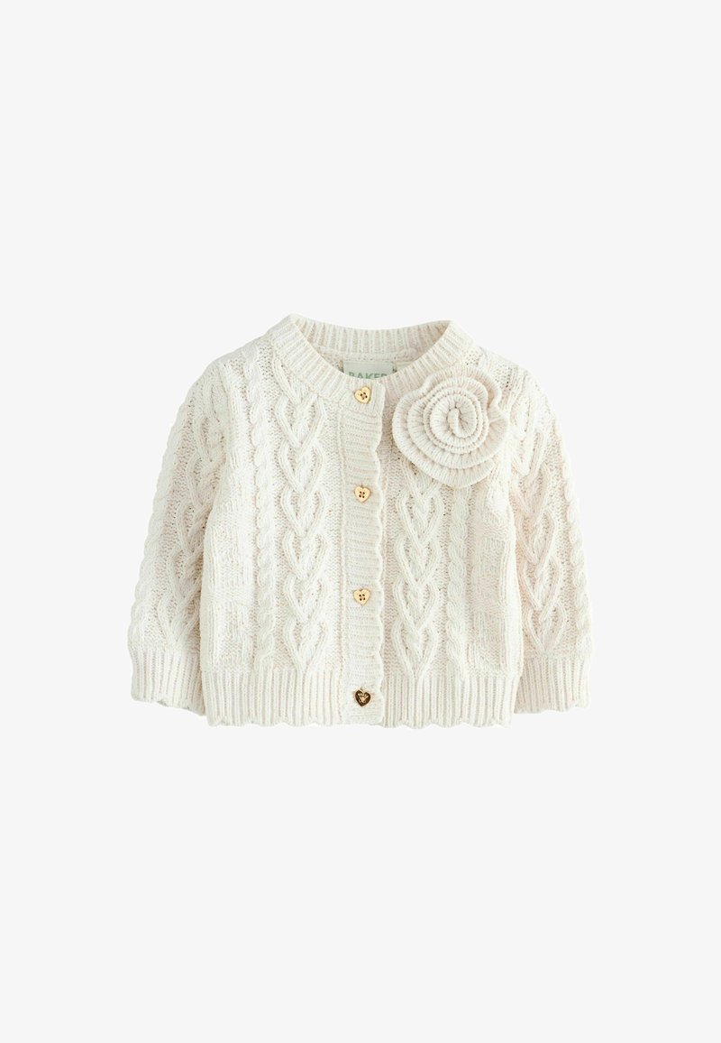Cardigan crème en tricot torsadé avec un col rond, motif texturé et trois boutons en bois, dont un en forme de cœur. Accent floral sur l'épaule.